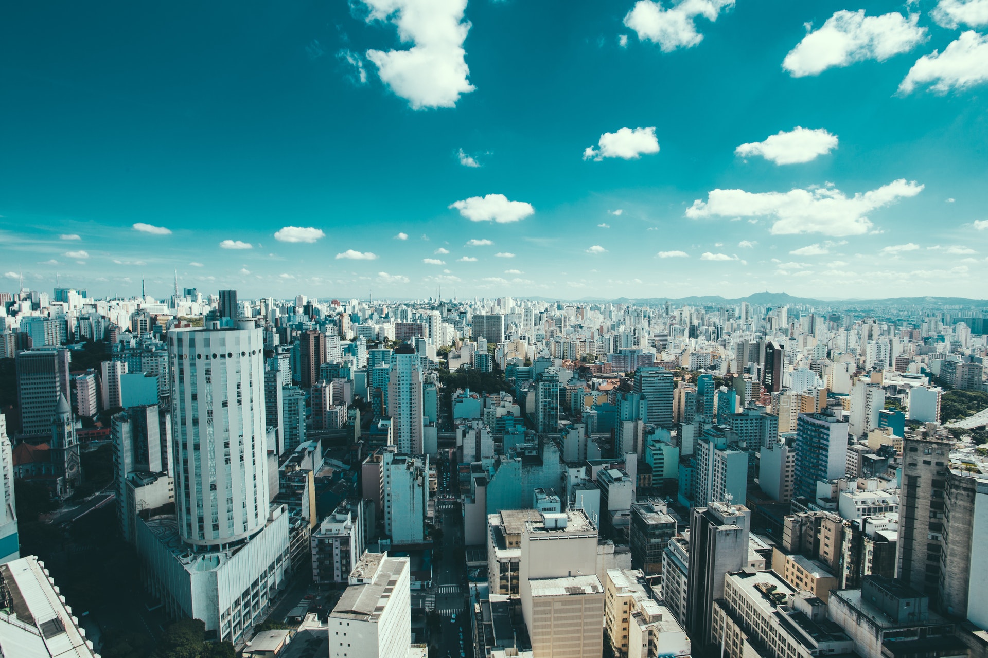 Vista urbana representando a atuação local da Brandi Imóveis